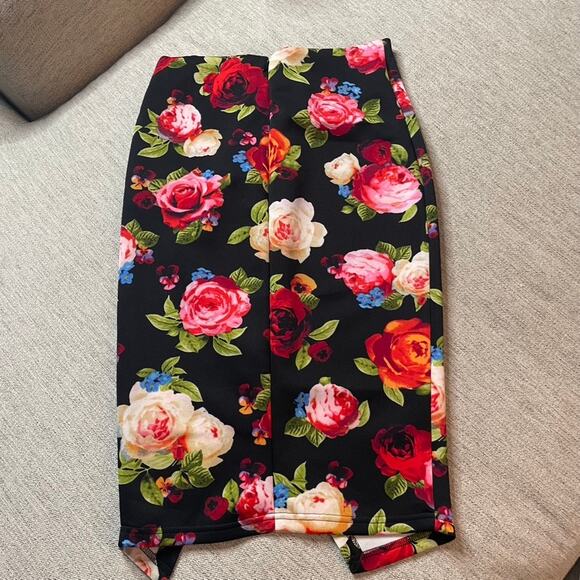 GUESS Black Red Floral Zip Slit Pencil Skirt Small Flower Office Work - Picture 1 of 4
